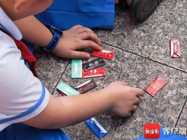 小学生打烟牌该不该禁？，玩“烟牌”是一种经典“老游戏”
