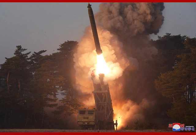 金正恩观摩240毫米火箭弹试射，金正恩再次指导超大型火箭炮迎接世界最强兵种