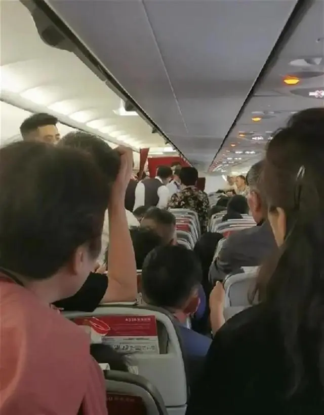 乘客拒开飞行模式致航班延误，桂林航空GT1013航班当事女乘客不能正常坐起