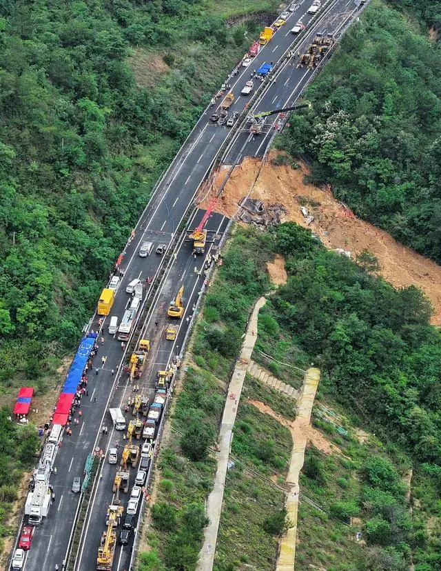梅大高速塌方 官方发布安全提示，广东梅州大埔一高速路面塌陷49人死亡