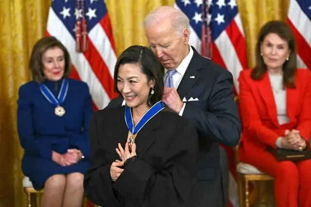 拜登向杨紫琼授予“总统自由勋章”，美前副总统戈尔获美国平民最高荣誉总统自由勋章