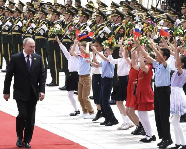 普京抵达哈尔滨，普京为何将中国作为首访国？——访中俄