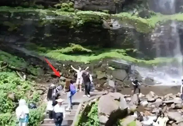 游客在四川瓦屋山被落石砸中身亡，6 月 12 日四川瓦屋山景区落石砸中游客致其身亡，景区瀑布景点安全性引关注