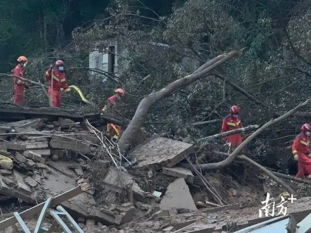 直升机已抵达梅州 直击救援，广东梅州部分地区遭遇罕见洪涝灾害，平远县泗水镇大新村成孤岛