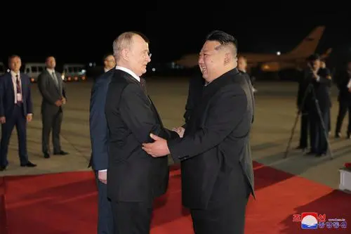 金正恩普京同坐一辆车 做同一个动作，俄罗斯总统普京抵达平壤，与金正恩会面，开启两国友谊新篇章